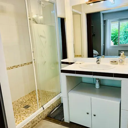 2 Bedrooms Near Tour Eiffel Free Parking High Security *